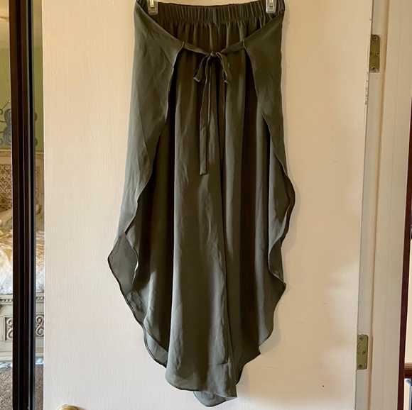 🌷Chiffon Wide Leg Tulip Pants🌷 - Picture 3 of 7